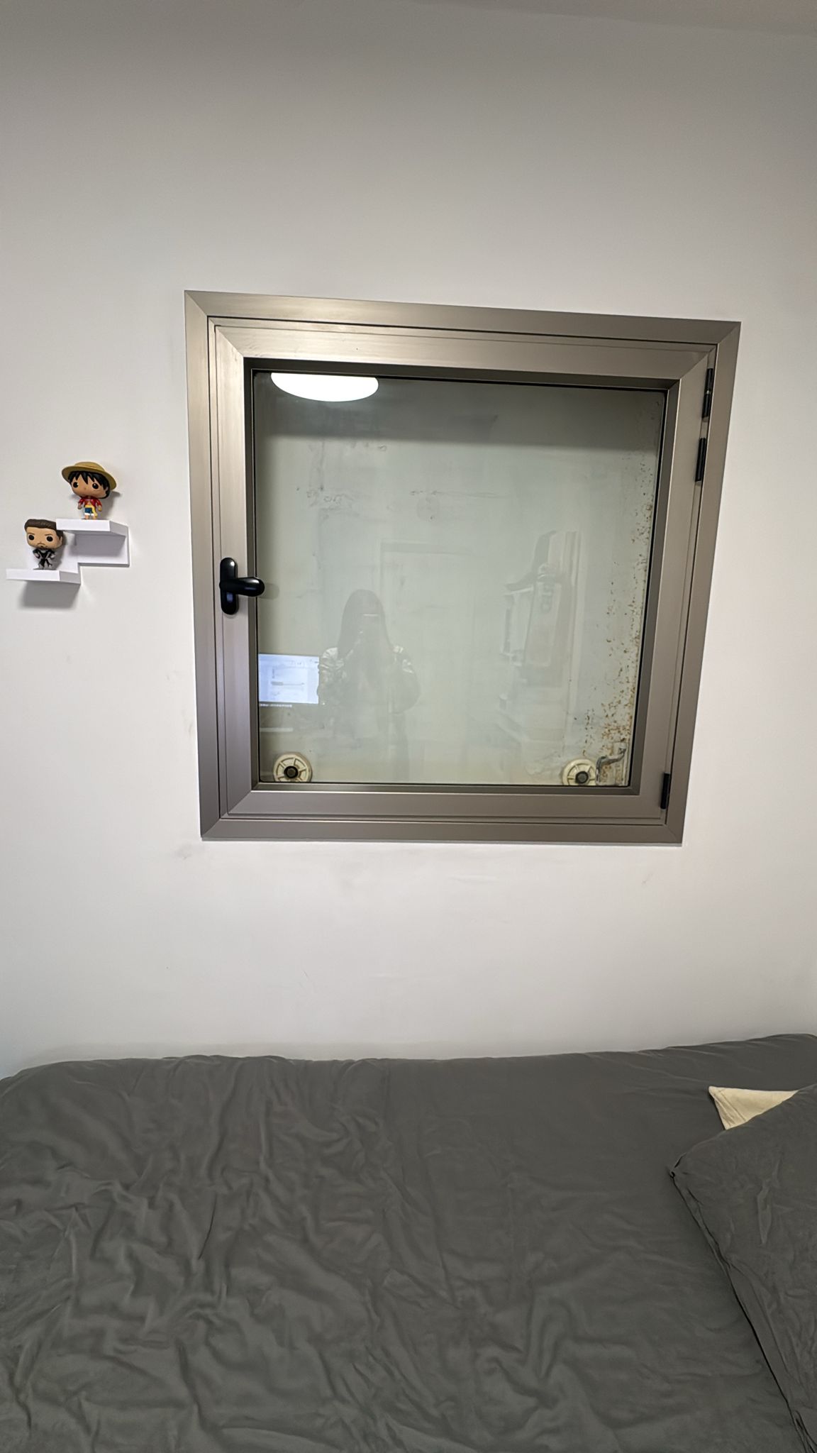 חלון ממ״ד מזכוכית עם ידית